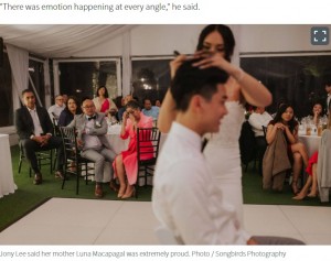2人の姿を見て、席で涙を流すルナさん（画像は『NZ Herald　2020年11月30日付「Young couple surprise wedding guests with touching tribute to bride’s mother」（Photo / Songbirds Photography）』のスクリーンショット）