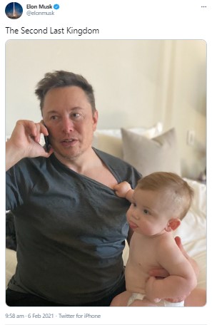 イーロン・マスク氏と生後9か月のX Æ A-XII君（画像は『Elon Musk　2021年2月6日付Twitter「The Second Last Kingdom」』のスクリーンショット）