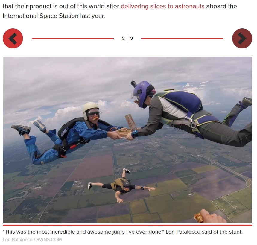 箱からピザを1枚ずつ持ち、上空で頬張るダイバー（画像は『New York Post　2021年2月26日付「Pie in the sky: Skydivers share pizza in 14,000-foot plummet」（Lori Patalocco / SWNS.COM）』のスクリーンショット）