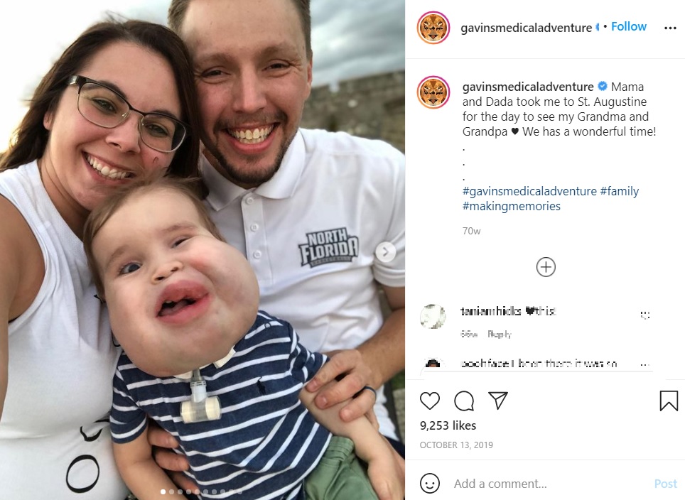 リンパ管奇形を患う男児と両親（画像は『LM・W A R R I O R　2019年10月13日付Instagram「Mama and Dada took me to St. Augustine」』のスクリーンショット）