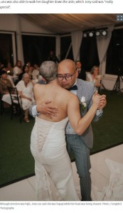 丸刈りになった娘とダンスを踊る父（画像は『NZ Herald　2020年11月30日付「Young couple surprise wedding guests with touching tribute to bride’s mother」（Photo / Songbirds Photography）』のスクリーンショット）