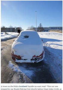 小さく雪が除けられていたフロントガラスの運転席部分（画像は『The Herald　2021年2月12日付「Police stop snow-covered car and charge motorist for ‘dangerous driving’」』のスクリーンショット）