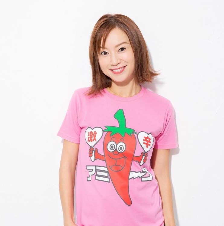 「激辛あみーゴ」のTシャツを着た鈴木亜美（画像は『激辛あみーゴ　2019年7月26日付Instagram「ぐるなびさんが調べた、激辛料理と聞いて連想する芸能人1位に選ばれました！」』のスクリーンショット）