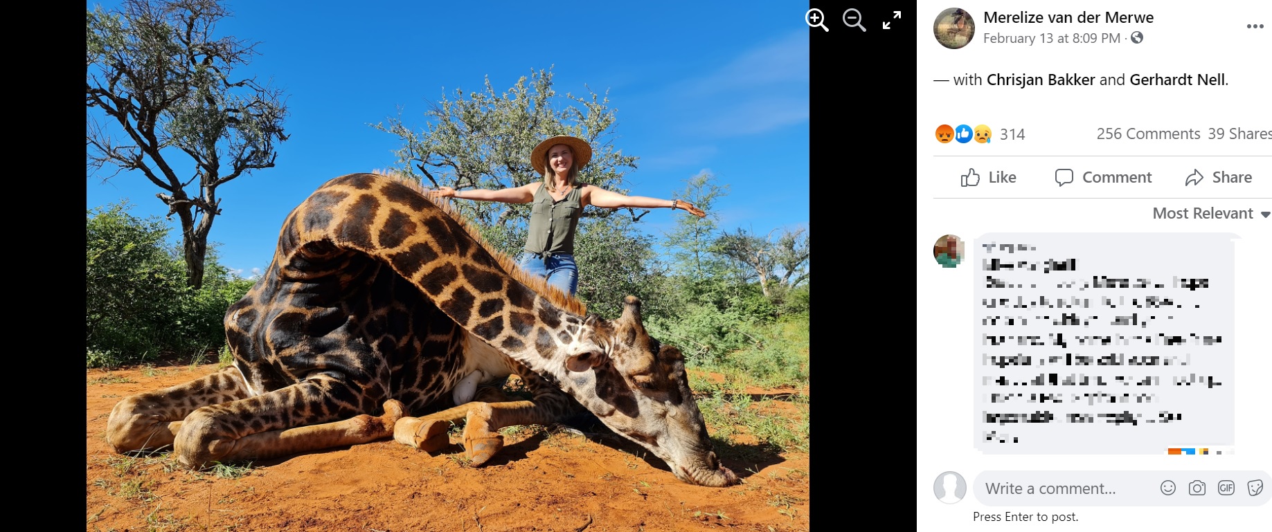 仕留めたキリンの前でポーズを取る女性（画像は『Merelize van der Merwe　2021年2月13日付Facebook「What is a trophy hunter, someone who waits years for the right animal, I set out in 2016 on a quest to hunt a big black giraffe bull  but none was what I was looking for.」』のスクリーンショット）