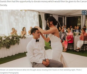 夫の頭にバリカンを入れるジョニーさん（画像は『NZ Herald　2020年11月30日付「Young couple surprise wedding guests with touching tribute to bride’s mother」（Photo / Songbirds Photography）』のスクリーンショット）