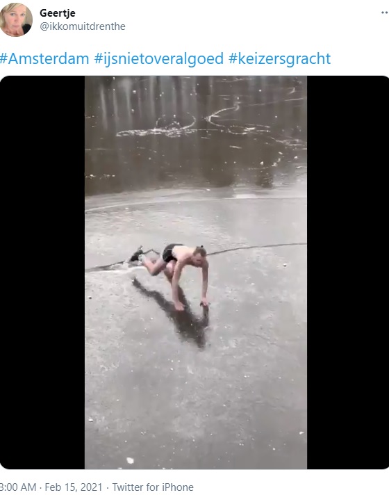 氷に亀裂が入り、頭から突っ込む寸前の男性（画像は『Geertje　2021年2月15日付Twitter「＃Amsterdam ＃ijsnietoveralgoed ＃keizersgracht」』のスクリーンショット）