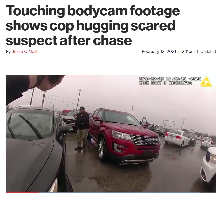 カーチェイスの末、停車した車に近づく警察官（画像は『New York Post　2021年2月12日付「Touching bodycam footage shows cop hugging scared suspect after chase」』のスクリーンショット）