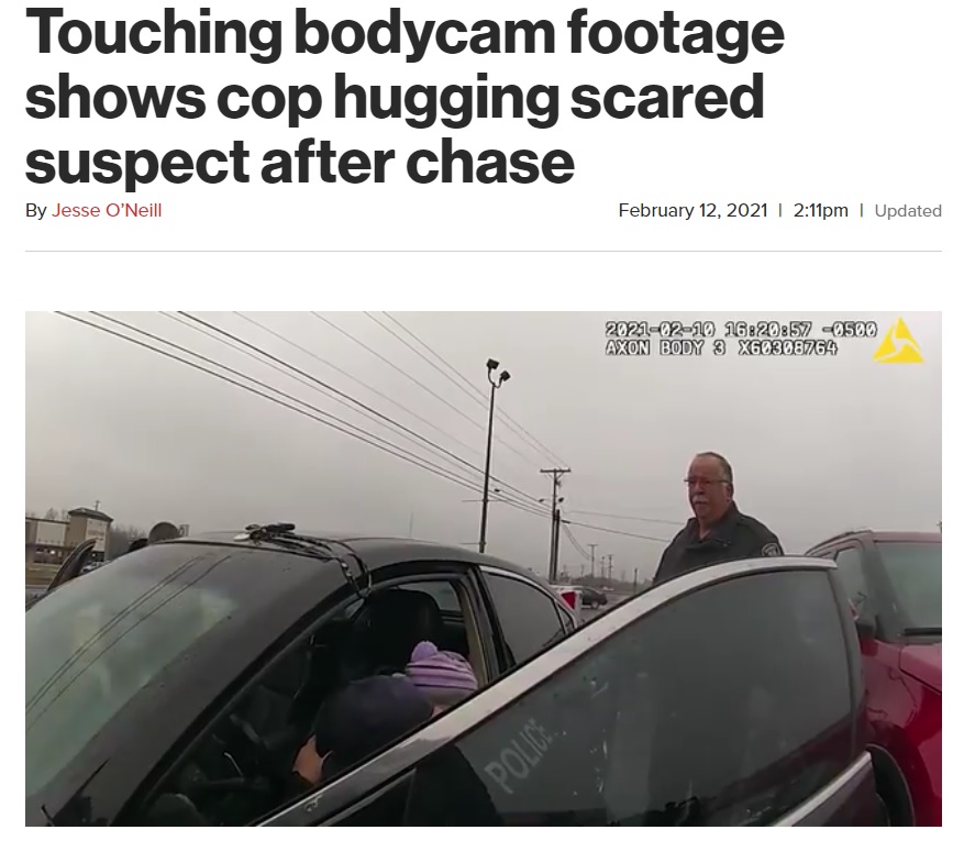 ラトリースさんのシートベルトを外し、ハグをして安心させたジェームズさん（画像は『New York Post　2021年2月12日付「Touching bodycam footage shows cop hugging scared suspect after chase」』のスクリーンショット）