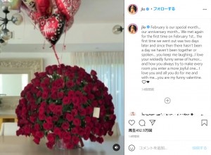 アレックスからの巨大な花束のサプライズ（画像は『Jennifer Lopez　2021年2月14日付Instagram「February is our special month...」』のスクリーンショット）