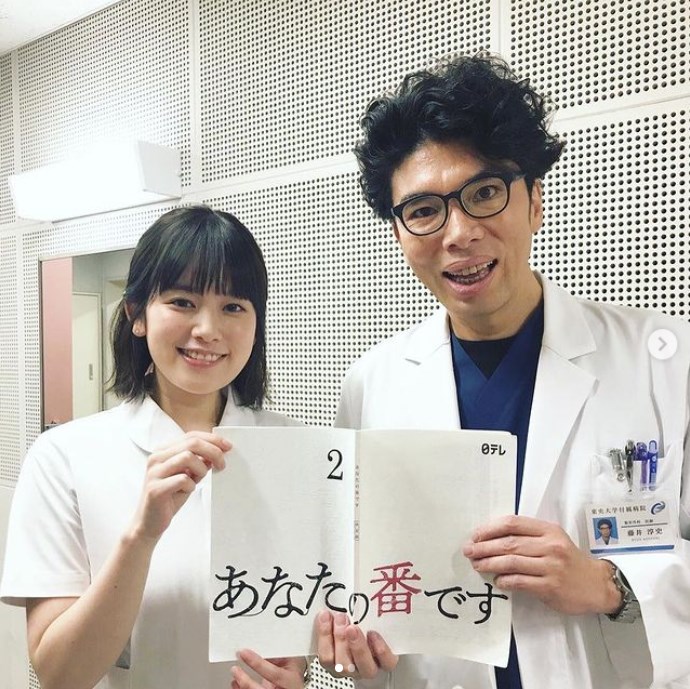 筧美和子と片桐仁『あなたの番です』オフショット（画像は『筧美和子　2019年4月15日付Instagram「「あなたの番です」第2話から出演します。」』のスクリーンショット）