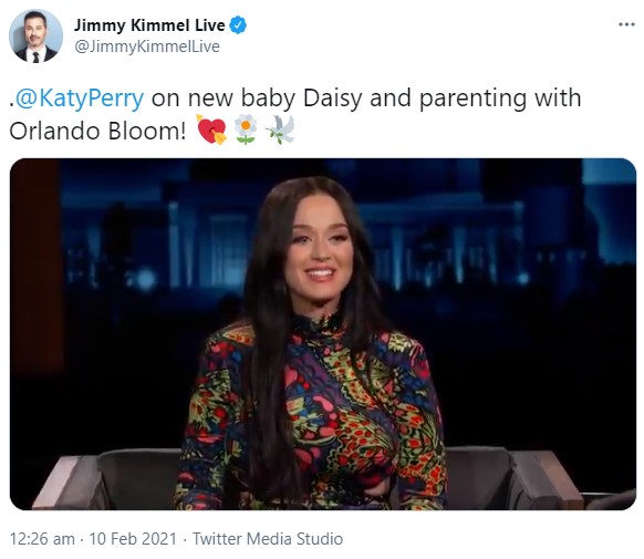 『Jimmy Kimmel Live!』にゲスト出演したケイティ（画像は『Jimmy Kimmel Live　2021年2月10日付Twitter「.＠KatyPerry on new baby Daisy and parenting with Orlando Bloom!」』のスクリーンショット）