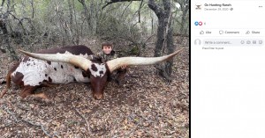 大きな角を持つ男の子（画像は『Ox Hunting Ranch　2020年12月29日付Facebook』のスクリーンショット）