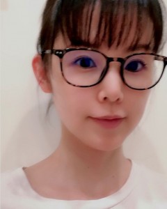 小西真奈美、リモートミーティングで重宝したメガネ（画像は『小西真奈美 manami konishi　2020年8月10日付Instagram「リモートミーティングはメイクが手抜きになってしまいがちで」』のスクリーンショット）