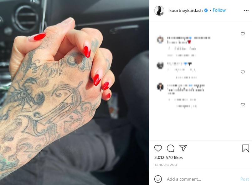 コートニーが公開した2人が手を繋ぐショット（画像は『Kourtney Kardashian　2021年2月16日付Instagram』のスクリーンショット）