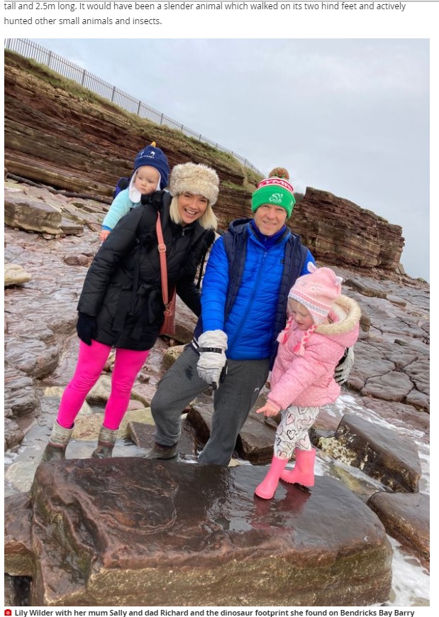 散歩中に恐竜の足跡を見つけた4歳女児（右）と一家（画像は『WalesOnline　2021年1月30日付「Perfect 215-million-year-old dinosaur print found by girl, 4, on Welsh beach」』のスクリーンショット）