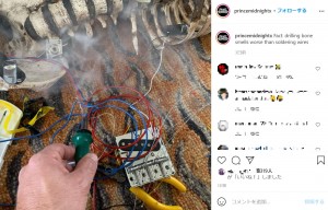 赤と青のコードが並ぶ、製作途中の様子（画像は『Prince Midnight　2021年2月9日付Instagram「Fact: drilling bone smells worse than soldering wires」』のスクリーンショット）
