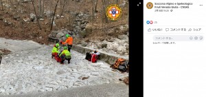 銀色のアルミシートがヘリコプターに乗った隊員の目に入り、男性は無事に救助された（画像は『Soccorso Alpino e Speleologico Friuli Venezia Giulia - CNSAS　2021年2月18日付Facebook「Sopravvive a sette notti all’addiaccio Venzone （ud）」』のスクリーンショット）