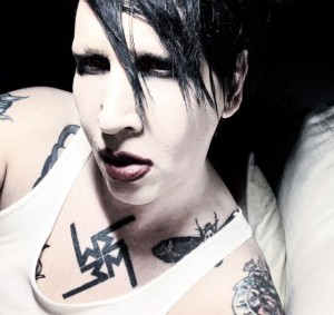 マリリンの胸のタトゥーはナチスのシンボルか（画像は『Marilyn Manson　2019年4月29日付Instagram「Just before shooting with ＠mrperou in a typically nude-scenario,which is not uncommon when reviewing our wondrous years of work together.」』のスクリーンショット）