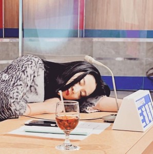 三浦瑠麗氏が『ワイドナショー』でいじられた寝顔（画像は『三浦瑠麗 Lully MIURA　2021年1月30日付Instagram「朝生終わったー。」』のスクリーンショット）