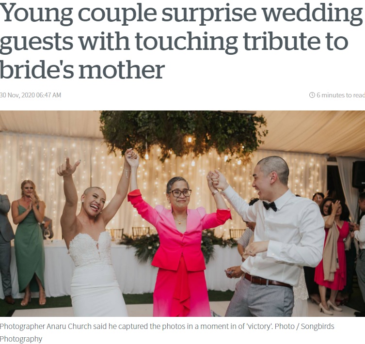 がんの母をサポートするため丸刈りした娘と夫（画像は『NZ Herald　2020年11月30日付「Young couple surprise wedding guests with touching tribute to bride’s mother」（Photo / Songbirds Photography）』のスクリーンショット）
