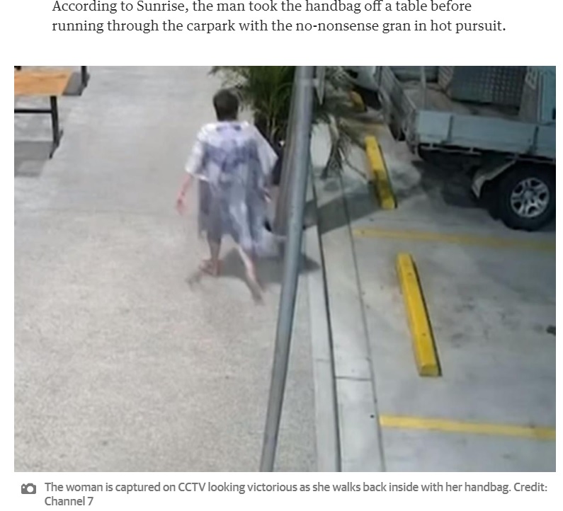 バッグを取り返すと颯爽とレストランへ戻っていった女性（画像は『PerthNow　2021年2月22日付「Dramatic footage shows Gold Coast grandma fight off alleged thief in carpark tussle」（Credit: Channel 7）』のスクリーンショット）