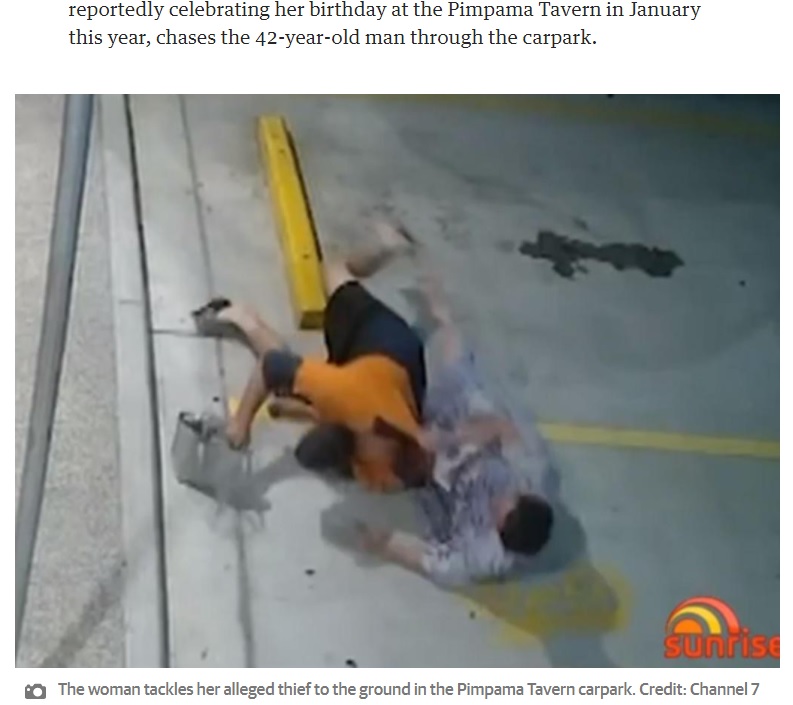 男の首根っこを掴み、地面に倒した強すぎる55歳の女性（画像は『PerthNow　2021年2月22日付「Dramatic footage shows Gold Coast grandma fight off alleged thief in carpark tussle」（Credit: Channel 7）』のスクリーンショット）