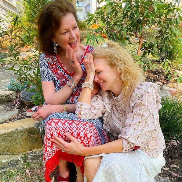 ニコールと母親ジャネールさん（画像は『Nicole Kidman　2020年3月12日付Instagram「Happy Birthday to my darling Mumma.」』のスクリーンショット）