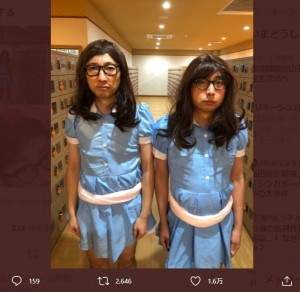 『シャイニング』に出てくる双子のパロディ？（画像は『おいでやす小田＠京都大好き芸人　2021年2月24日付Twitter「有吉の壁、出させていただきました！」』のスクリーンショット）
