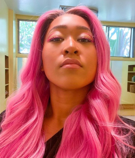 ピンク色の髪にイメチェンした大坂選手（画像は『大坂なおみ　2021年2月25日付Instagram「Sakura could never lol.」』のスクリーンショット）