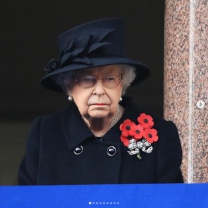 ヘンリー王子夫妻が王室公務を退くことを認めたエリザベス女王（画像は『The Royal Family　2020年11月8日付Instagram「“May the memory of their sacrifice and bravery remain with us always.”」』のスクリーンショット）