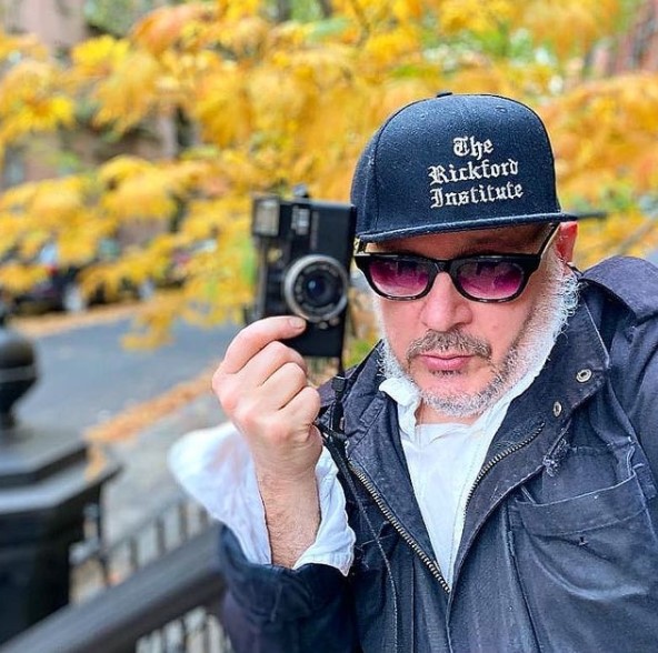 伝説の写真家リッキー・パウエルが59歳で逝去（画像は『Ricky Powell　2020年11月11日付Instagram「..ayay... hiow are ya..?」』のスクリーンショット）