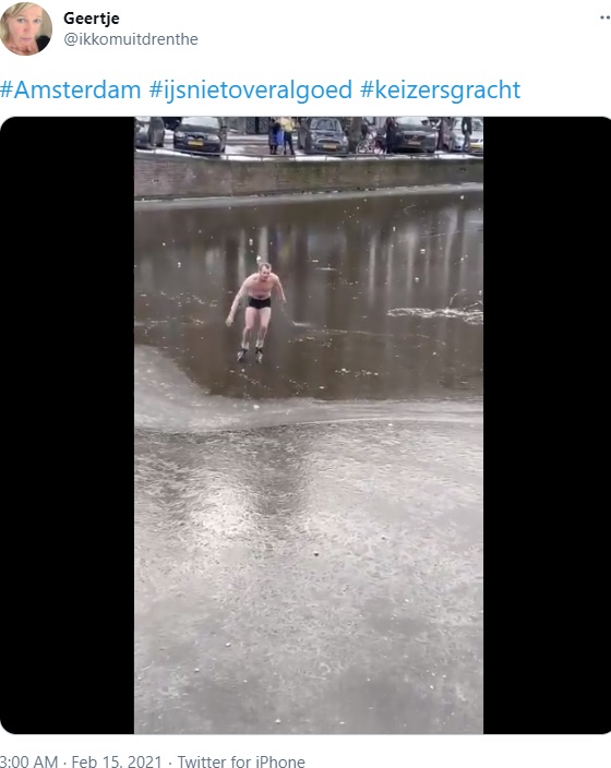 凍結した運河でアイススケートをする男性（画像は『Geertje　2021年2月15日付Twitter「＃Amsterdam ＃ijsnietoveralgoed ＃keizersgracht」』のスクリーンショット）