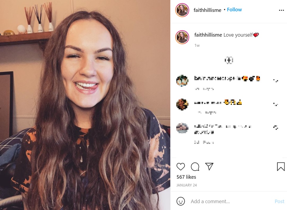 薬物を断ち、笑顔を見せる女性（画像は『Faith Hill　2021年1月24日付Instagram「Love yourself」』のスクリーンショット）