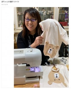趣味のミシンで愛犬2匹の服を作った北斗晶（画像は『北斗晶　2021年2月5日付オフィシャルブログ「赤ちゃんの服をリメイク」』のスクリーンショット）