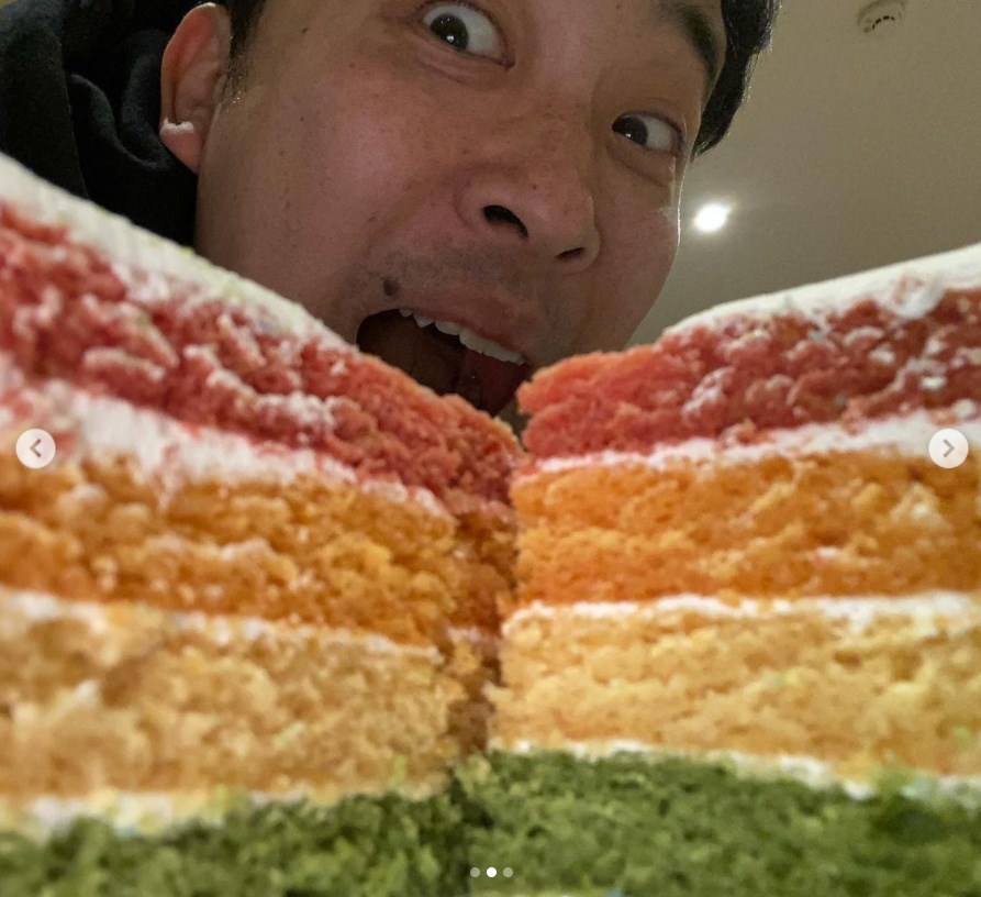高橋愛が夫・あべこうじのために用意したカラフルなバースデーケーキ（画像は『あべこうじ　2021年2月19日付Instagram「ハッピィバースデーあべこうじ」』のスクリーンショット）