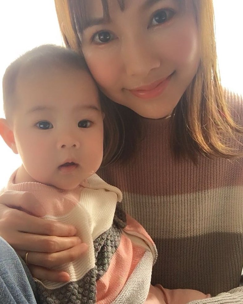 2020年4月に43歳で第1子長女を出産した上原さくら（画像は『Sakura Uehara　2020年10月31日付Instagram「H＆Mでお揃い」』のスクリーンショット）