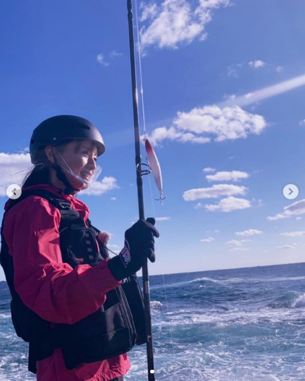 海をバックに釣り竿を持つ鈴木亜美（画像は『ami suzuki　2021年2月9日付Instagram「今夜、相席食堂に出演します」』のスクリーンショット）