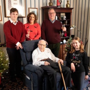 トムさんと娘のハナさん（後部中央）の家族（画像は『Captain Sir Tom Moore　2020年12月11日付Instagram「Who in your family has the best Christmas jumper?」』のスクリーンショット）