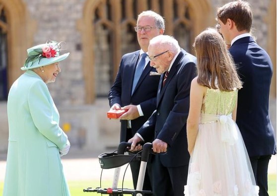 エリザベス女王と対面したトムさんと家族（画像は『The Royal Family　2021年2月2日付Instagram「The Queen is sending a private message of condolence to the family of Captain Sir Tom Moore.」』のスクリーンショット）