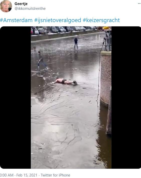 ロープで引っ張られ、氷の上に這い上がる男性（画像は『Geertje　2021年2月15日付Twitter「＃Amsterdam ＃ijsnietoveralgoed ＃keizersgracht」』のスクリーンショット）