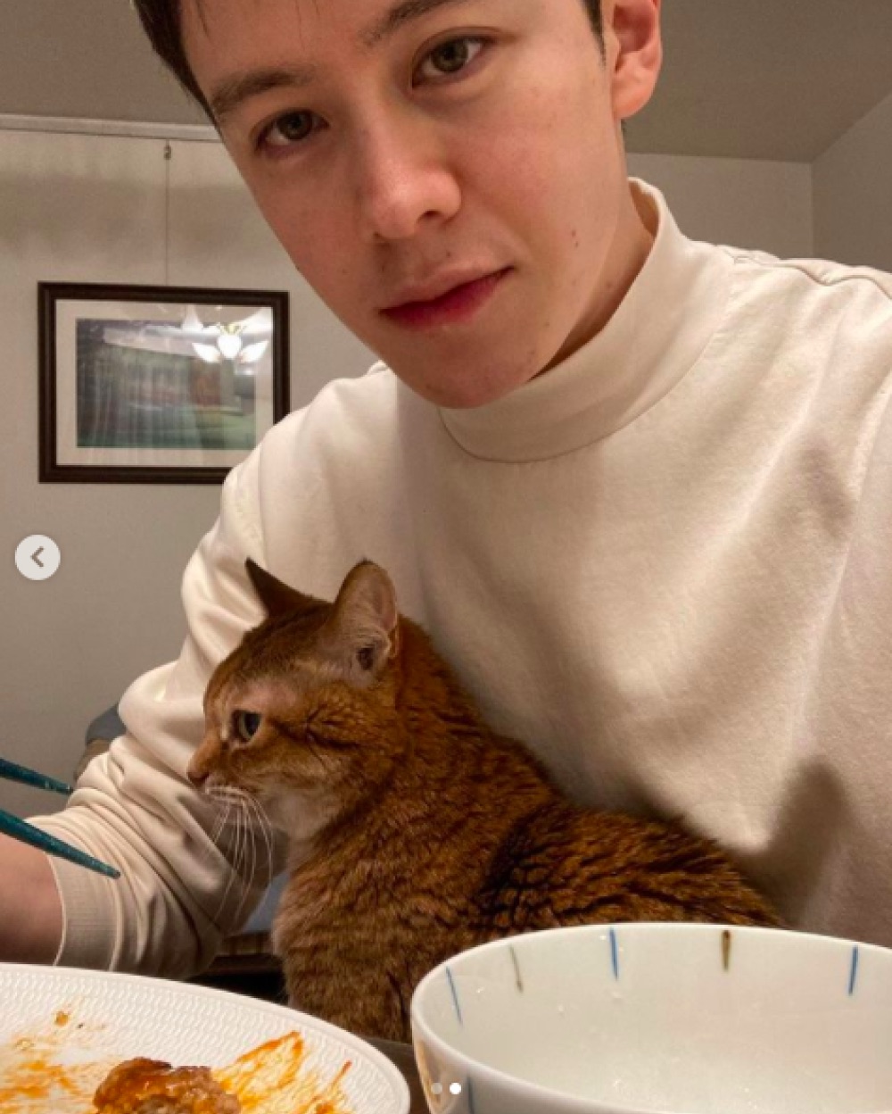 愛猫“ナナ”ちゃんはウエンツにベッタリ（画像は『ウエンツ　瑛士　2021年1月31日付Instagram「食事中も人の膝に居座る女。」』のスクリーンショット）