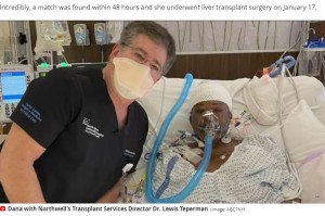 ルイス・テッパマン医師とデーナさん（画像は『Mirror　2021年2月26日付「Woman’s nose piercing infection led to urgent liver transplant after organ rotted」（Image: ABC7NY）』のスクリーンショット）
