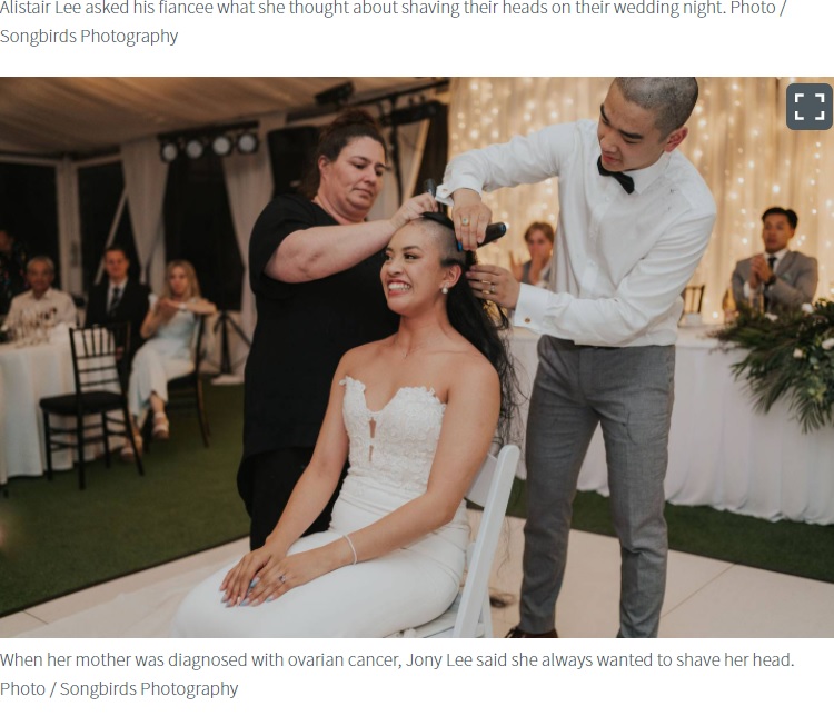 アリスターさんがジョニーさんを丸刈りに（画像は『NZ Herald　2020年11月30日付「Young couple surprise wedding guests with touching tribute to bride’s mother」（Photo / Songbirds Photography）』のスクリーンショット）