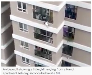 マンションの12階から転落した女児（画像は『VnExpress　2021年3月1日付「The humble heroics of a caped shipper」（Photo by VnExpress/Gia Chinh）』のスクリーンショット）