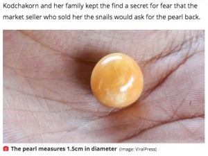 市場で買った貝からメロパールが（画像は『Mirror　2021年3月27日付「Penniless woman finds orange pearl worth tens of thousands of pounds in her meal」（Image: ViralPress）』のスクリーンショット）