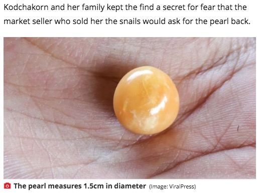 市場で買った貝からメロパールが（画像は『Mirror　2021年3月27日付「Penniless woman finds orange pearl worth tens of thousands of pounds in her meal」（Image: ViralPress）』のスクリーンショット）