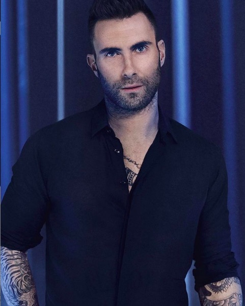 新たな巨大タトゥーを披露したアダム・レヴィーン（画像は『Adam Levine　2019年10月3日付Instagram「Yves Saint Laurent Y Live」』のスクリーンショット）