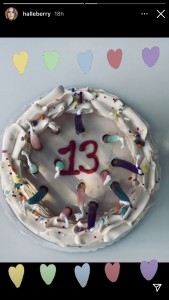 ケーキにはティーンエイジャーの仲間入りを意味する“13”の数字が（画像は『Halle Berry　2021年3月16日付Instagramストーリー』のスクリーンショット）
