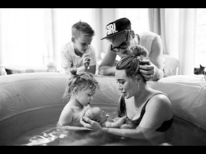 ヒラリーの第3子、メイ・ジェームズ・ベアちゃんが水中出産で誕生（画像は『Hilary Duff　2021年3月27日付Instagram「Mae James Bair- We LOVE you beauty 3-24-21」』のスクリーンショット）