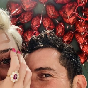 2019年2月に婚約を発表したケイティ＆オーランド（画像は『KATY PERRY　2019年2月15日付Instagram「full bloom」』のスクリーンショット）